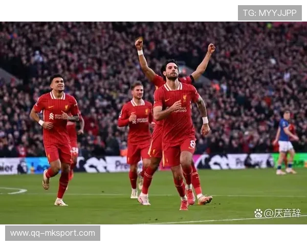 利物浦外线传中直达禁区，萨拉赫头球顶进得分